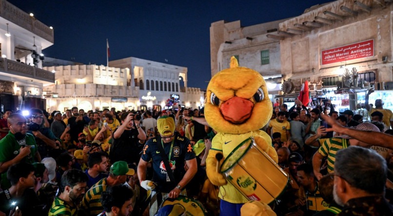 O Canarinho, mascote da seleção brasileira, entre a torcida do Brasil na Copa do Catar.  