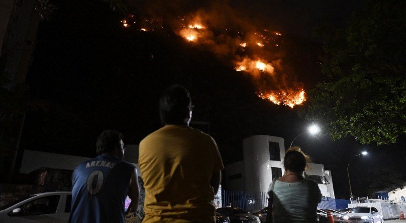 Incêndio no Morro dos Cabritos, em Copacabana, no Rio de Janeiro, começou por volta das 18h, desta sexta-feira (2)