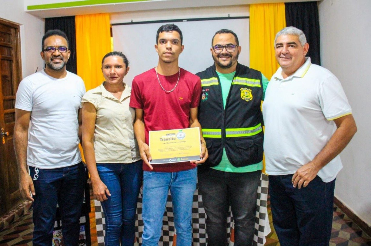 Estudante ao lado do professor e de apoiadores da iniciativa de participar do prêmio nacional ACERVO PESSOAL