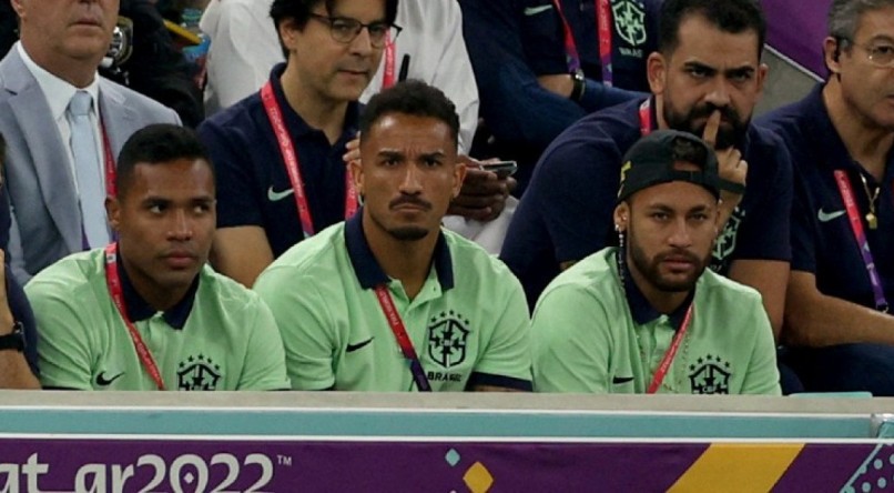 Alex Sandro (E), Danilo (C) e Neymar (D) assistindo à partida do Brasil contra Camarões da arquibancada