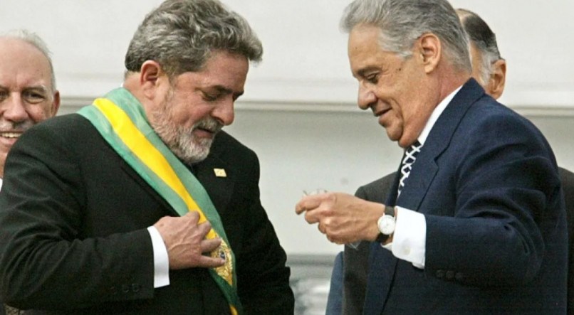 Fernando Henrique Cardoso (FHC) passou a faixa presidencial para Lula