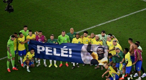 Após a vitória de ontem, os jogadores abriram uma faixa em homenagem a Pelé