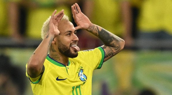 Neymar teria tra&iacute;do a namorada