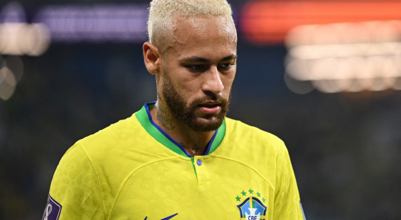 Neymar deve entrar em campo.