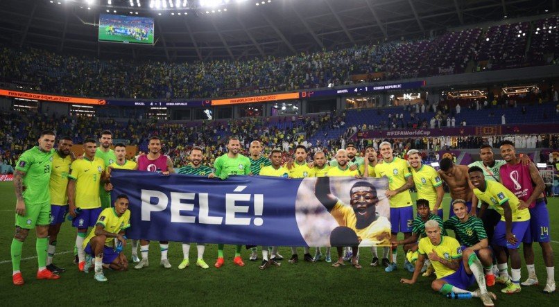 Seleção brasileira faz homenagem a Pelé após vitória sobre a Coreia do Sul nas oitavas de final da Copa do Mundo do Qatar