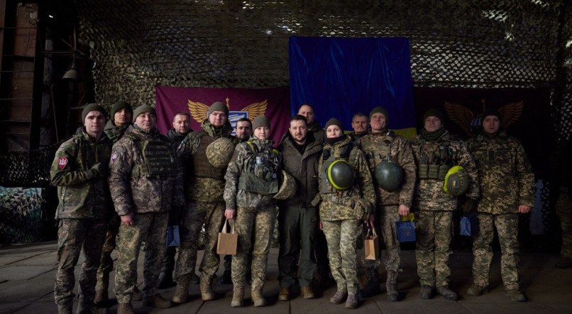 O presidente ucraniano, Volodimir Zelensky, em uma cidade no leste da Ucr&acirc;nia, perto de Bakhmut, onde as for&ccedil;as de Kiev travam uma dif&iacute;cil batalha contra as tropas de Moscou