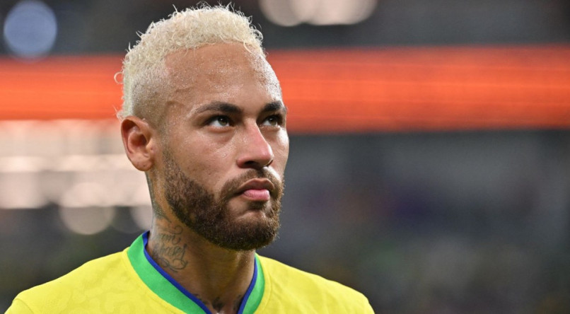 Neymar atento ao resultado do jogo Brasil contra a Croácia na Copa do Mundo 2022