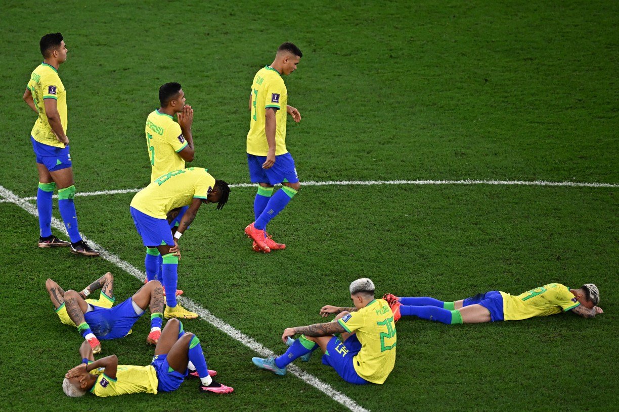 Tite não consola jogadores e deixa o gramado após eliminação do Brasil na  Copa do Mundo - Lance!