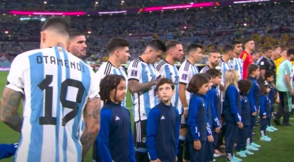 Argentina perfilada para o hino nacional durante a Copa do Mundo 2022