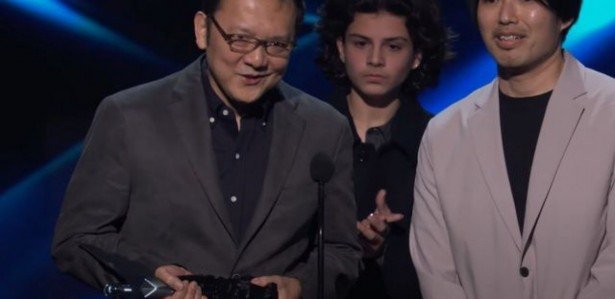 Jovem viraliza no The Game Awards 2022 ao dedicar o prêmio para