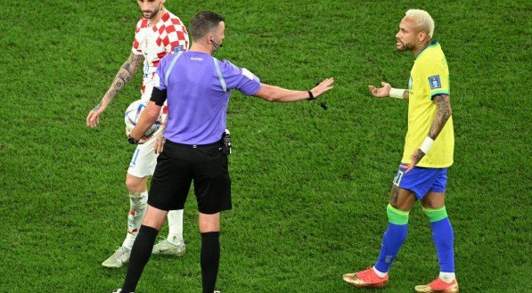Torcida brasileira pede anulação de Brasil x Croácia por "erro de direito" em pênalti não marcado