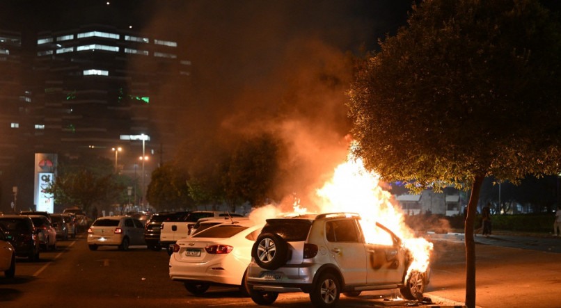 Ônibus e carros foram queimados em Brasília durante manifestação de bolsonaristas, também houve tentativa de invadir a sede da PF