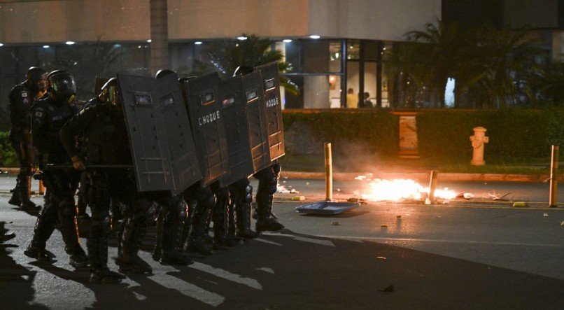 Manifestantes bolsonaristas promovem crimes nas ruas de Brasília