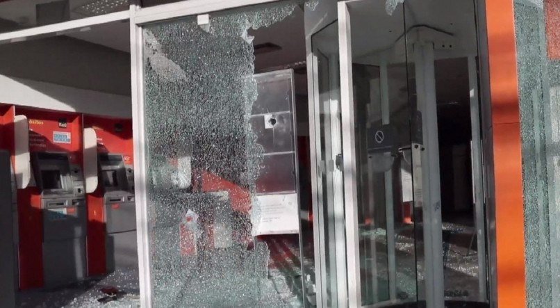 Agência bancária localizada no bairro da Madalena, zona oeste do Recife, foi atacada por criminosos na segunda-feira (12)