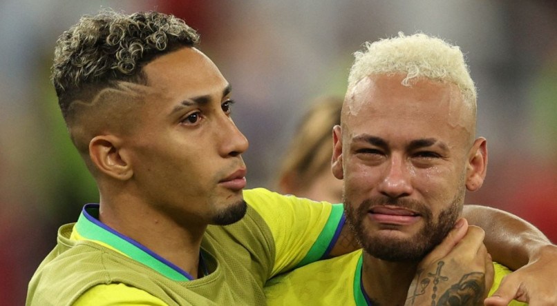 Neymar é consolado por Raphinha após Brasil ser eliminado da Copa do Mundo 2022 pela Croácia