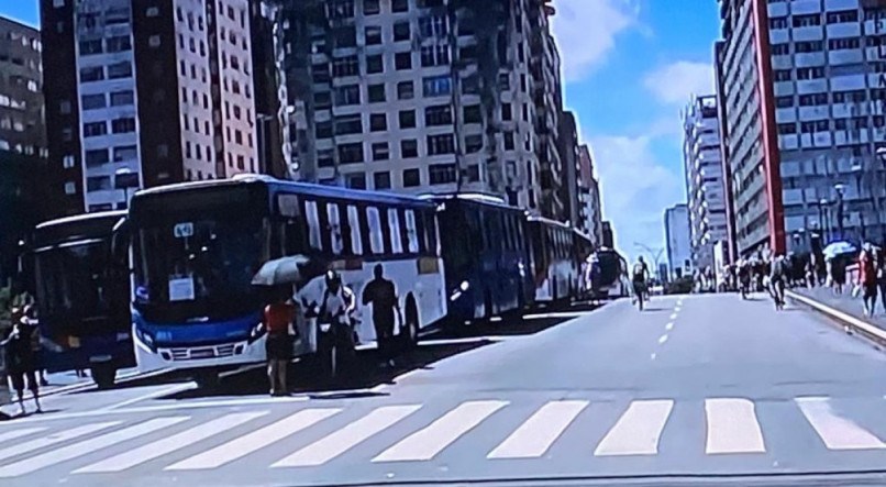 PROTESTO NO CENTRO DO RECIFE: rodoviários protestam pela volta dos cobradores de ônibus
