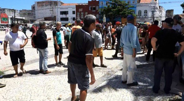 VIOLÊNCIA NO CENTRO DO RECIFE: Suspeito de esfaquear e roubar turistas é preso em novo assalto no Pátio do Carmo