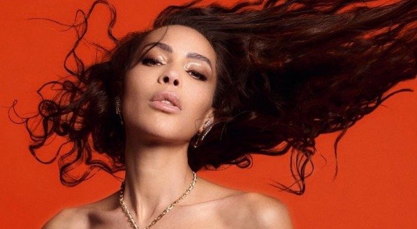 A modelo passou por cirurgia de transi&ccedil;&atilde;o de g&ecirc;nero aos 16 anos e escreveu um livro intitulado de &quot;Mulher&quot;, onde conta sua hist&oacute;ria