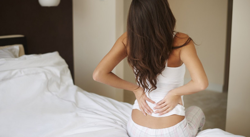 Frequentemente a dor nas costas é postural - ou seja, causada por uma má posição para sentar, para se deitar, para se abaixar no chão ou para carregar algum objeto pesado
