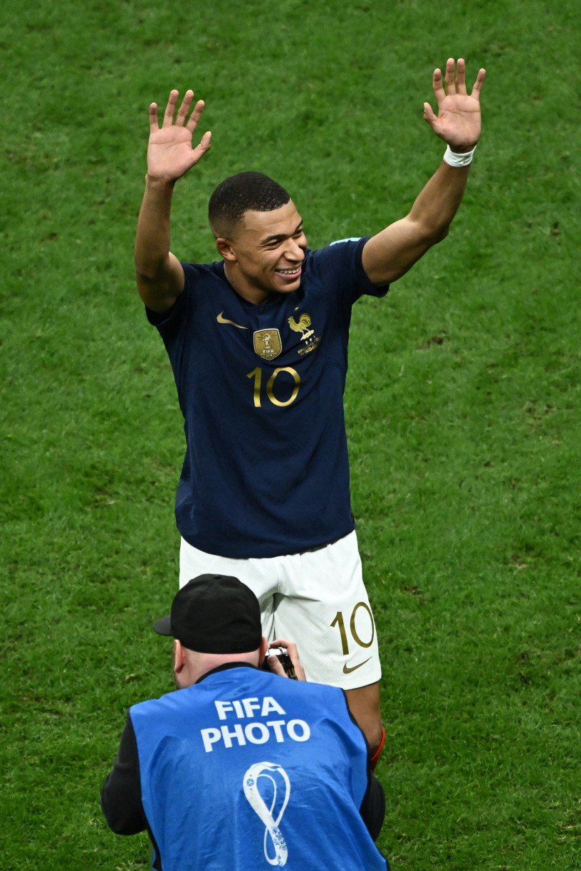 Futebol Arte - Mbappe é o jogador com o maior salário do mundo. Veja quanto  ele recebe (em Reais) Por Segundo - R$ 21.63 Por Minuto - R$ 1.298 Por Hora  