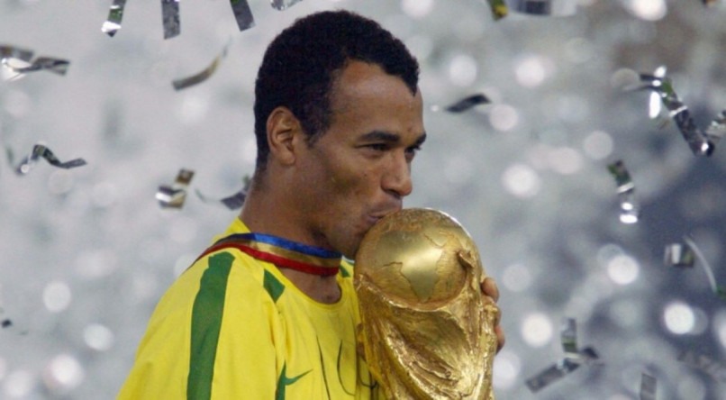 Cafú com a taça do Copa do Mundo 2002