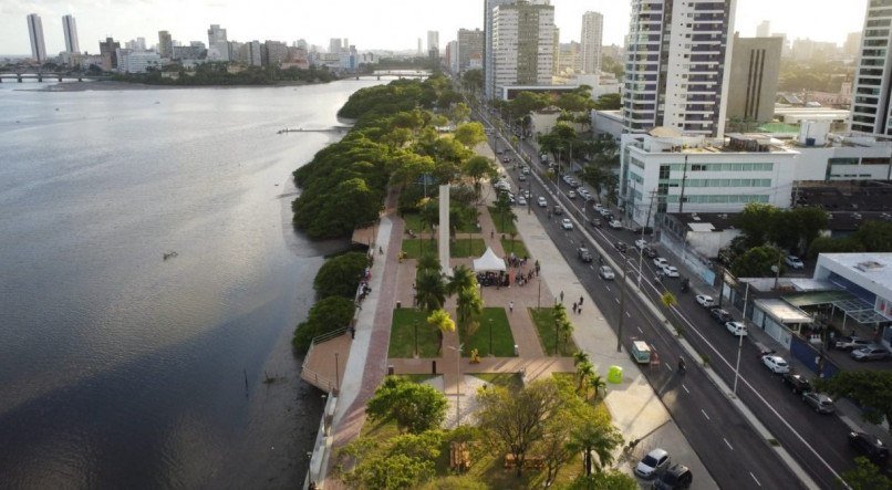 Com a entrega da nova etapa da obra do Cais da Aurora, o espaço ganhou paisagismo, duas áreas para centros comerciais, piso intertravado na área da Guarda Municipal, entre outras melhorias