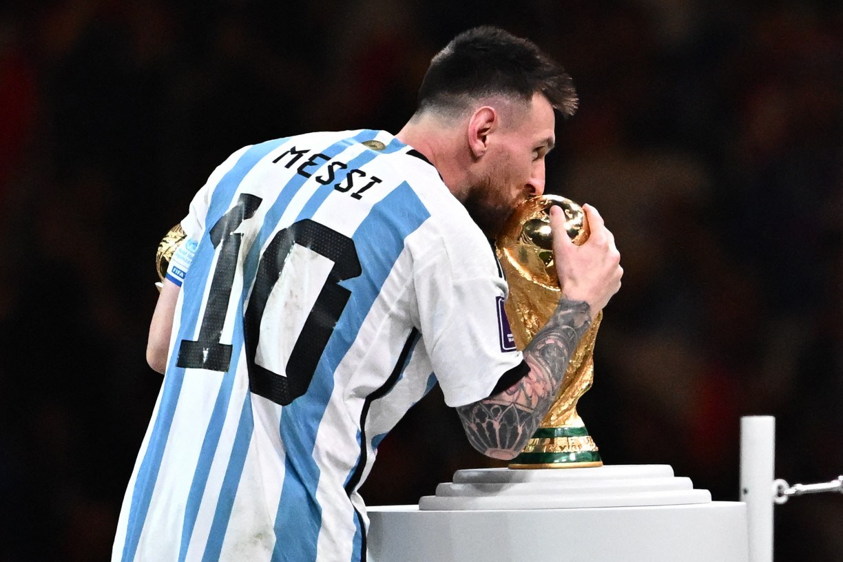 Messi besando el trofeo de la Copa del Mundo 2022
