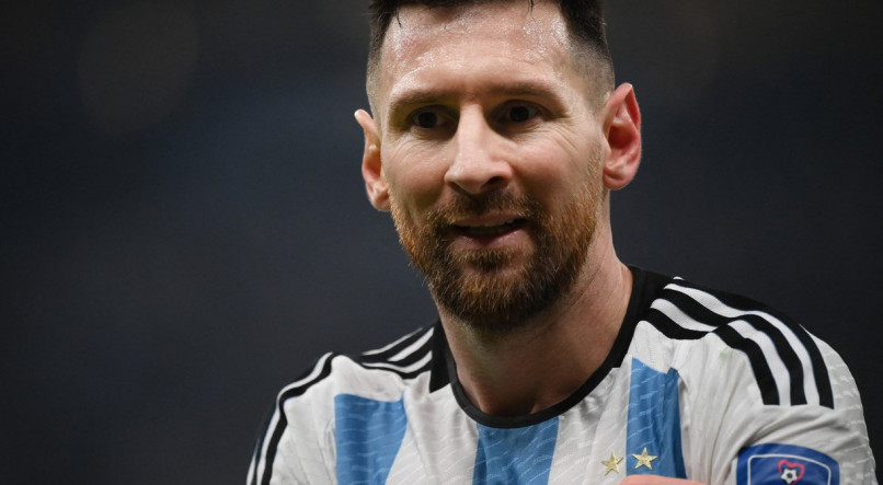 Com o resultado do jogo da Argentina hoje, Lionel Messi ergue a taça da Copa do Mundo 2022