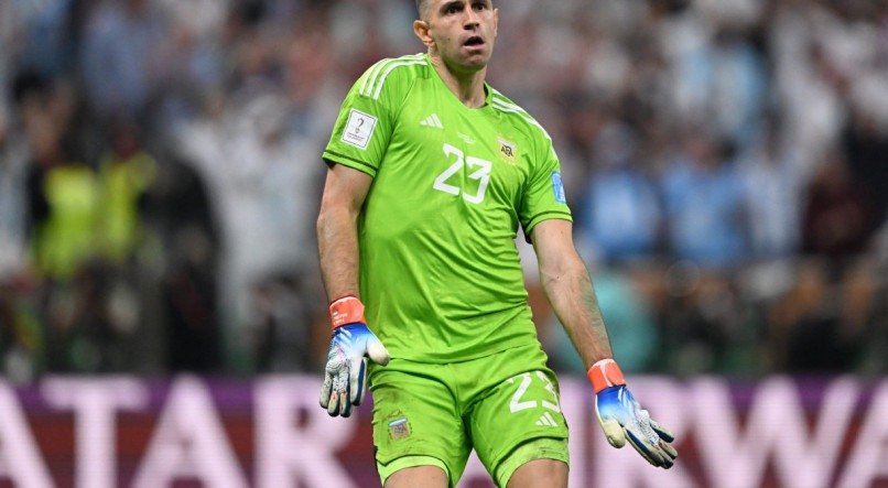 Emiliano &quot;Dibu&quot; Mart&iacute;nez foi um dos protagonistas do tricampeonato da Argentina na Copa do Mundo