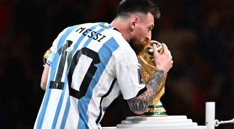 Messi besando el trofeo de la Copa del Mundo 2022