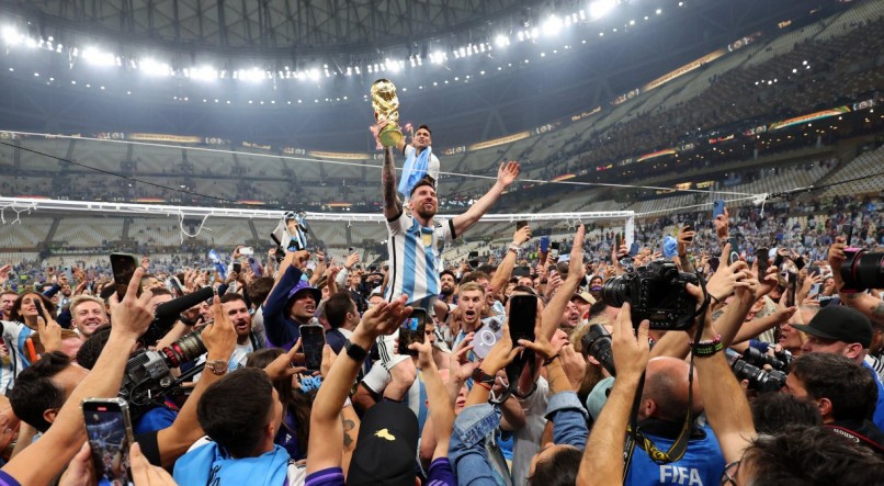 Messi levantou a taça de campeão do Mundo