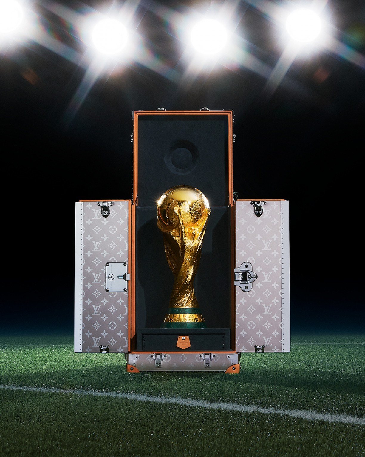 Copa do Mundo 2022: Louis Vuitton assina maleta do troféu do