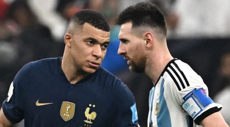 Mbappé e Messi durante a final da Copa do Mundo 2022