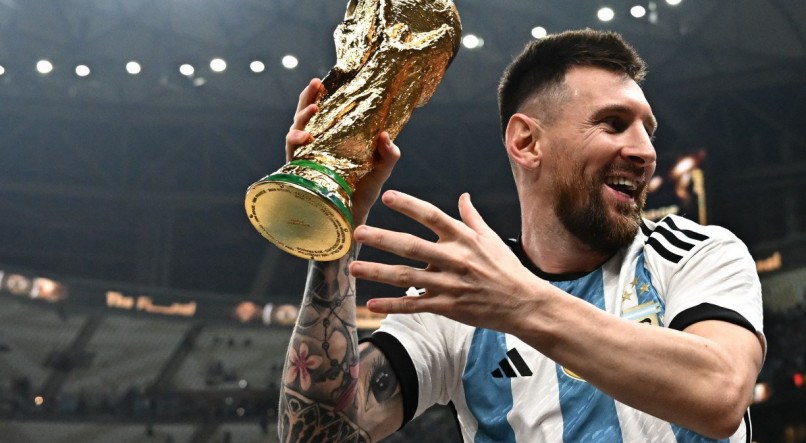 Messi levantou a ta&ccedil;a de campe&atilde;o da Copa do Mundo de 2022