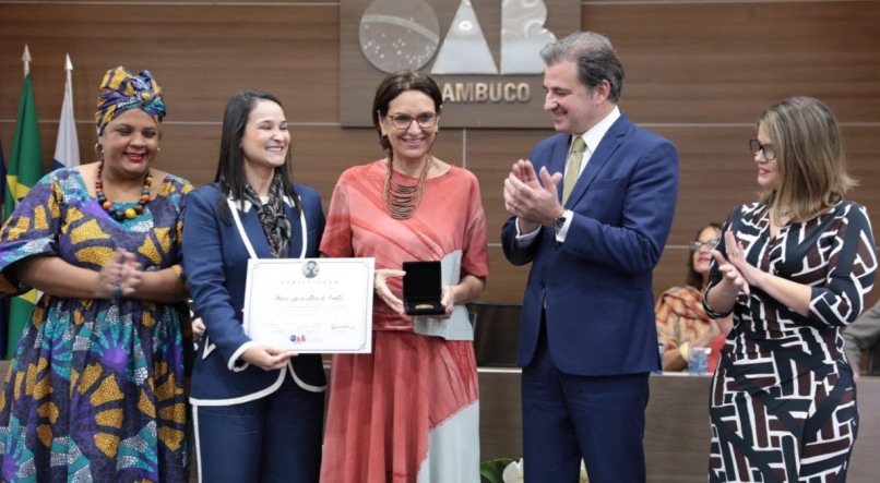 L&uacute;cia Pontes, do Grupo JCPM, recebe medalha na OAB Pernambuco