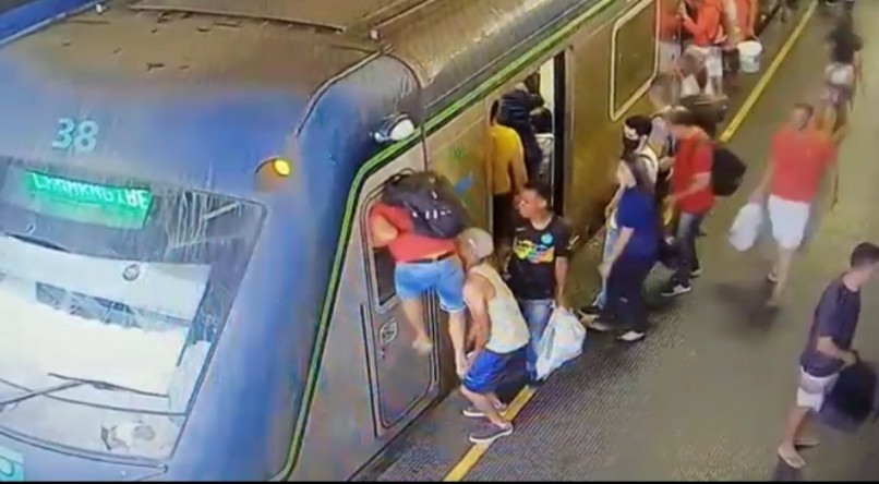 Com o metrô sucateado e abandonado, no fim de 2022 imagens flagraram quatro homens forçando a janela da porta de acesso à área restrita aos maquinistas em uma das composições