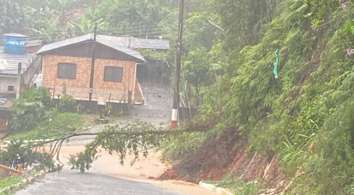 Chuvas matam duas adolescentes em Camboriú
