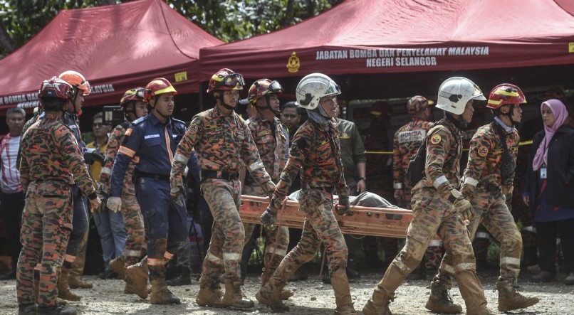 Sete pessoas continuam desaparecidas após o deslizamento na Malásia 