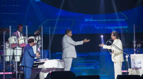 Roberto Carlos dividindo o palco com Raça Negra. 