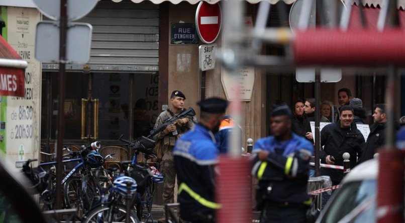 Tr&ecirc;s pessoas morreram e tr&ecirc;s ficaram feridas ap&oacute;s serem atingidas por tiros em Paris