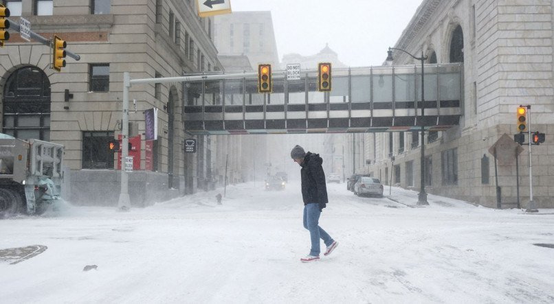 Tempestade de neve Elliot, nos Estados Unidos, matou dezenas de pessoas