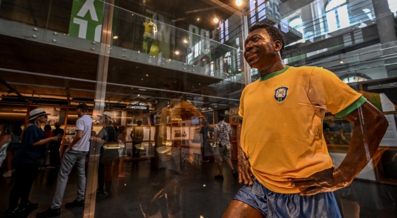 Fãs visitam museu de Pelé, em Santos, e torcem pela recuperação do 'Rei do Futebol'