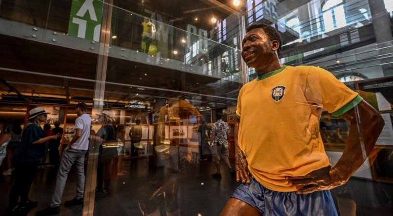 Fãs visitam museu de Pelé, em Santos, e torcem pela recuperação do 'Rei do Futebol'