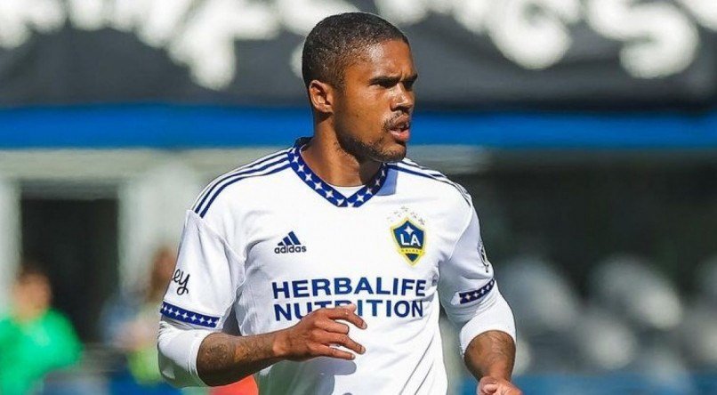 Douglas Costa está com o seu futuro indefinido junto ao LA Galaxy, dos Estados Unidos