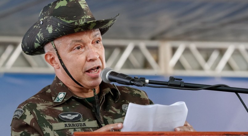 Demitido: o general Júlio Cesar de Arruda foi afastado ontem do cargo pelo presidente Lula
