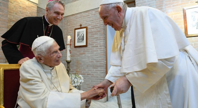 Papa Francisco e Papa Bento XVI em foto no Vaticano