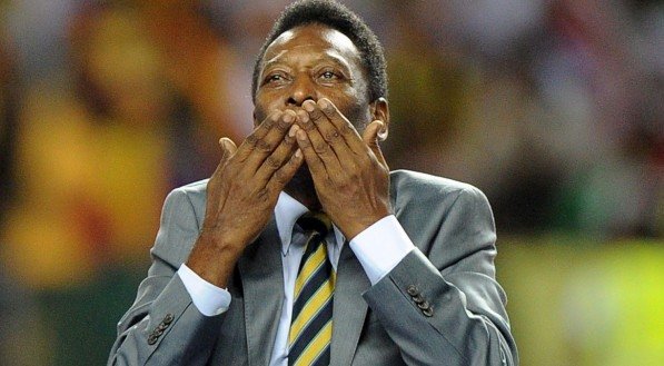 A Fifa, que nomeou Pelé o 'Futebolista do século 20', postou duas fotos dele em seu site, uma em que ele apoia o rosto em uma bola e outra em que posa com o troféu da Copa do Mundo