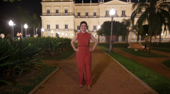 Sandra Annenberg posa nos jardins do Museu Nacional onde foi filmada a Retrospectiva 2022 da Globo. 