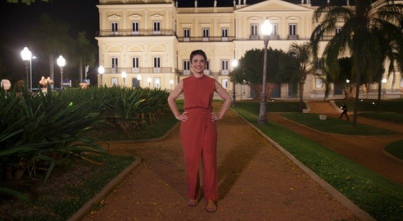 Sandra Annenberg posa nos jardins do Museu Nacional onde foi filmada a Retrospectiva 2022 da Globo. 