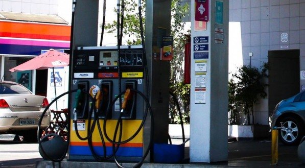 O projeto prev&ecirc; o aumento da mistura do biodiesel ao &oacute;leo diesel e eleva o porcentual m&iacute;nimo obrigat&oacute;rio de etanol na gasolina